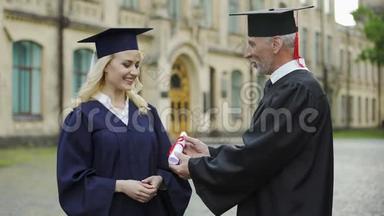 大学校长向学生颁发毕业证书，握手，毕业典礼